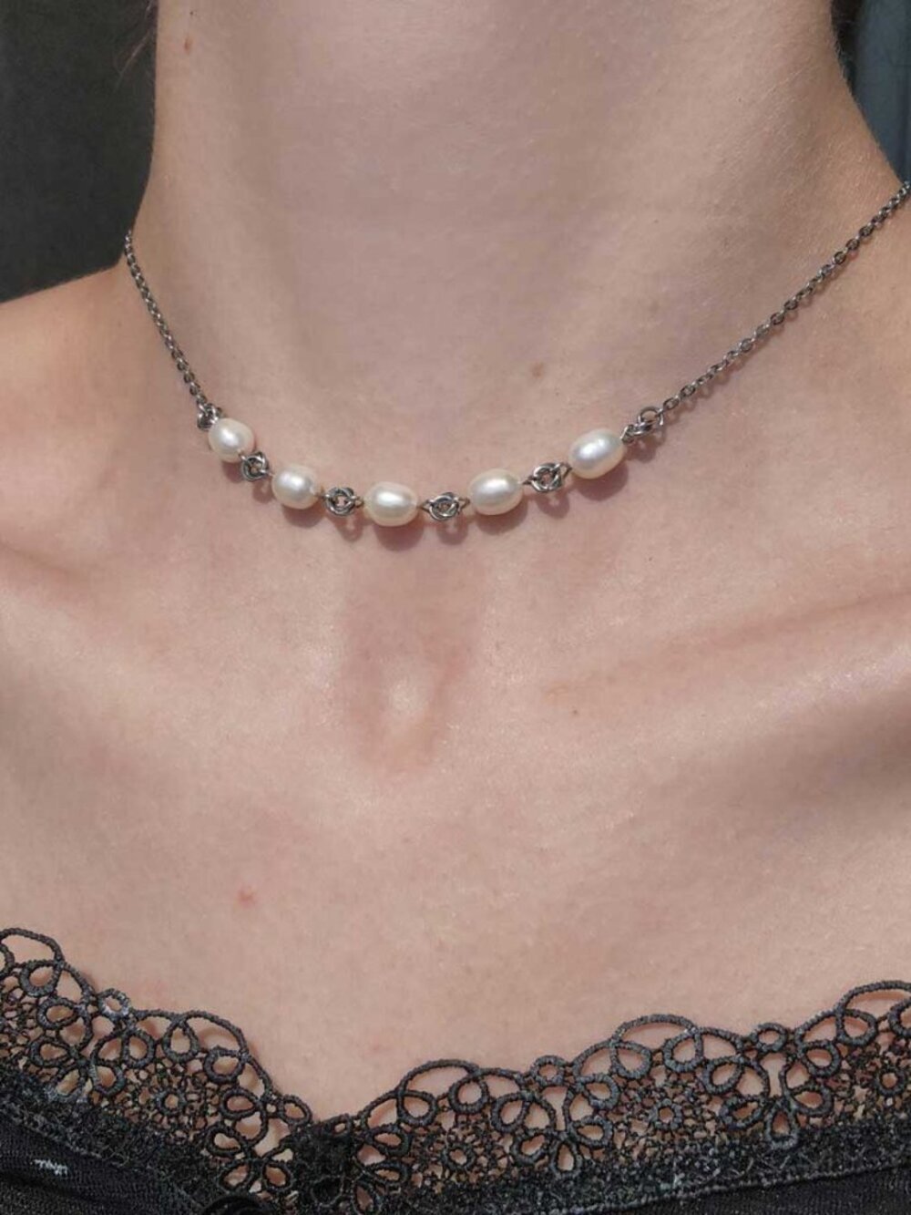 Silver and pearl choker necklace